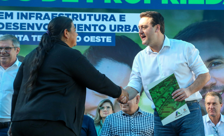 Governador regulariza casa de 231 famílias e libera R$ 7,2 milhões em recursos em Santa Tereza do Oeste