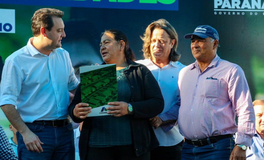 Governador regulariza casa de 231 famílias e libera R$ 7,2 milhões em recursos em Santa Tereza do Oeste