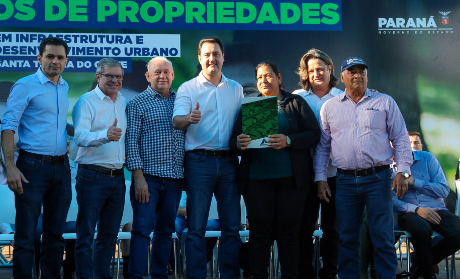 Governador regulariza casa de 231 famílias e libera R$ 7,2 milhões em recursos em Santa Tereza do Oeste