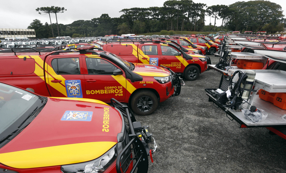 O governador Carlos Massa Ratinho Junior anunciou nesta segunda-feira (27) a contratação de 2 mil policiais militares e 400 bombeiros militares aprovados no concurso público realizado pela Secretaria da Segurança Pública no ano passado, além de 250 veículos, 88 motos e seis embarcações. Ele também também convocou 150 delegados, 200 investigadores, 50 papiloscopistas e 24 escrivães que vão compor os quadros da Polícia Civil do Paraná. O anúncio foi feito na cerimônia na Academia Policial Militar do Guatupê,