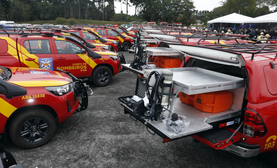 O governador Carlos Massa Ratinho Junior anunciou nesta segunda-feira (27) a contratação de 2 mil policiais militares e 400 bombeiros militares aprovados no concurso público realizado pela Secretaria da Segurança Pública no ano passado, além de 250 veículos, 88 motos e seis embarcações. Ele também também convocou 150 delegados, 200 investigadores, 50 papiloscopistas e 24 escrivães que vão compor os quadros da Polícia Civil do Paraná. O anúncio foi feito na cerimônia na Academia Policial Militar do Guatupê,