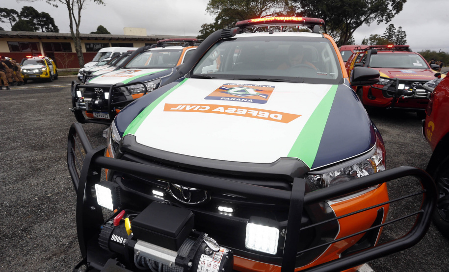 O governador Carlos Massa Ratinho Junior anunciou nesta segunda-feira (27) a contratação de 2 mil policiais militares e 400 bombeiros militares aprovados no concurso público realizado pela Secretaria da Segurança Pública no ano passado, além de 250 veículos, 88 motos e seis embarcações. Ele também também convocou 150 delegados, 200 investigadores, 50 papiloscopistas e 24 escrivães que vão compor os quadros da Polícia Civil do Paraná. O anúncio foi feito na cerimônia na Academia Policial Militar do Guatupê,