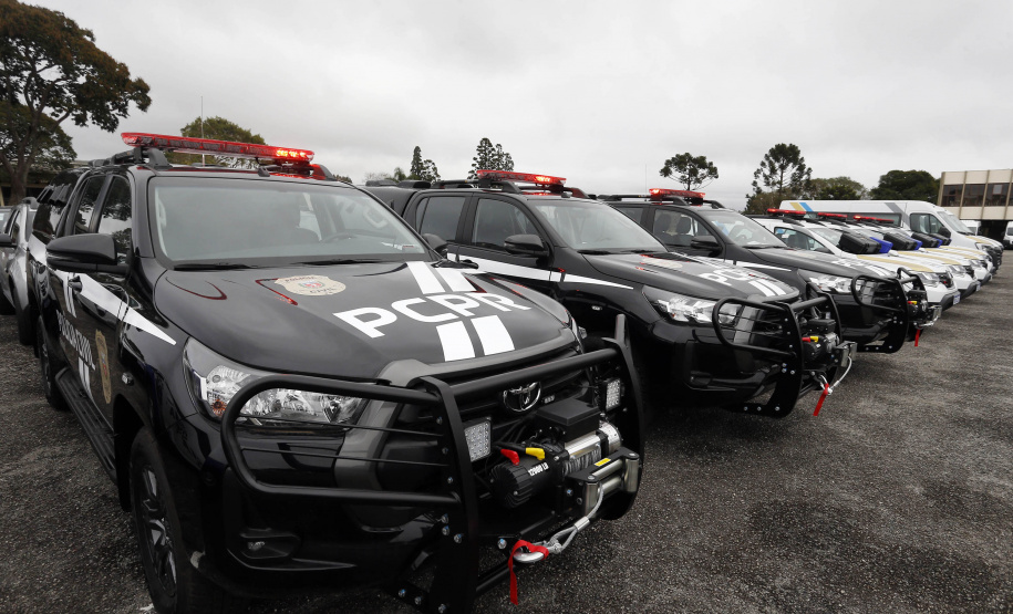 O governador Carlos Massa Ratinho Junior anunciou nesta segunda-feira (27) a contratação de 2 mil policiais militares e 400 bombeiros militares aprovados no concurso público realizado pela Secretaria da Segurança Pública no ano passado, além de 250 veículos, 88 motos e seis embarcações. Ele também também convocou 150 delegados, 200 investigadores, 50 papiloscopistas e 24 escrivães que vão compor os quadros da Polícia Civil do Paraná. O anúncio foi feito na cerimônia na Academia Policial Militar do Guatupê,