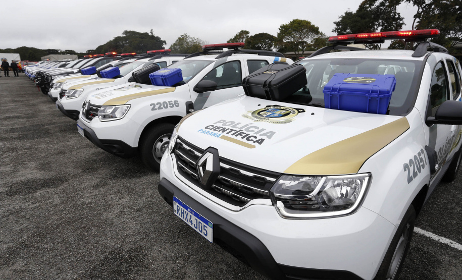 O governador Carlos Massa Ratinho Junior anunciou nesta segunda-feira (27) a contratação de 2 mil policiais militares e 400 bombeiros militares aprovados no concurso público realizado pela Secretaria da Segurança Pública no ano passado, além de 250 veículos, 88 motos e seis embarcações. Ele também também convocou 150 delegados, 200 investigadores, 50 papiloscopistas e 24 escrivães que vão compor os quadros da Polícia Civil do Paraná. O anúncio foi feito na cerimônia na Academia Policial Militar do Guatupê,