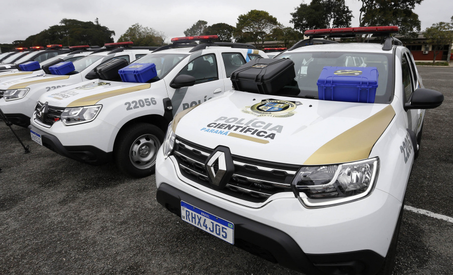 O governador Carlos Massa Ratinho Junior anunciou nesta segunda-feira (27) a contratação de 2 mil policiais militares e 400 bombeiros militares aprovados no concurso público realizado pela Secretaria da Segurança Pública no ano passado, além de 250 veículos, 88 motos e seis embarcações. Ele também também convocou 150 delegados, 200 investigadores, 50 papiloscopistas e 24 escrivães que vão compor os quadros da Polícia Civil do Paraná. O anúncio foi feito na cerimônia na Academia Policial Militar do Guatupê,