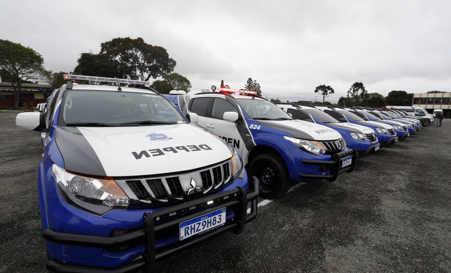 O governador Carlos Massa Ratinho Junior anunciou nesta segunda-feira (27) a contratação de 2 mil policiais militares e 400 bombeiros militares aprovados no concurso público realizado pela Secretaria da Segurança Pública no ano passado, além de 250 veículos, 88 motos e seis embarcações. Ele também também convocou 150 delegados, 200 investigadores, 50 papiloscopistas e 24 escrivães que vão compor os quadros da Polícia Civil do Paraná. O anúncio foi feito na cerimônia na Academia Policial Militar do Guatupê,