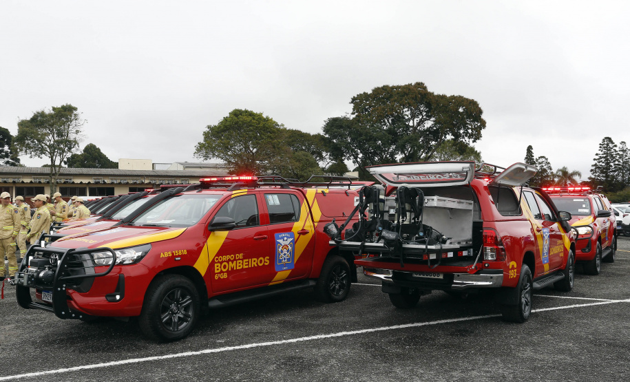 O governador Carlos Massa Ratinho Junior anunciou nesta segunda-feira (27) a contratação de 2 mil policiais militares e 400 bombeiros militares aprovados no concurso público realizado pela Secretaria da Segurança Pública no ano passado, além de 250 veículos, 88 motos e seis embarcações. Ele também também convocou 150 delegados, 200 investigadores, 50 papiloscopistas e 24 escrivães que vão compor os quadros da Polícia Civil do Paraná. O anúncio foi feito na cerimônia na Academia Policial Militar do Guatupê,