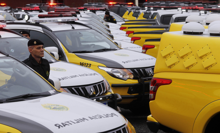 O governador Carlos Massa Ratinho Junior anunciou nesta segunda-feira (27) a contratação de 2 mil policiais militares e 400 bombeiros militares aprovados no concurso público realizado pela Secretaria da Segurança Pública no ano passado, além de 250 veículos, 88 motos e seis embarcações. Ele também também convocou 150 delegados, 200 investigadores, 50 papiloscopistas e 24 escrivães que vão compor os quadros da Polícia Civil do Paraná. O anúncio foi feito na cerimônia na Academia Policial Militar do Guatupê,