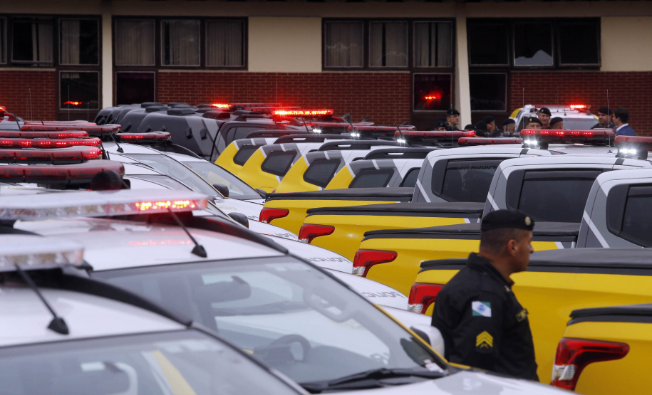 O governador Carlos Massa Ratinho Junior anunciou nesta segunda-feira (27) a contratação de 2 mil policiais militares e 400 bombeiros militares aprovados no concurso público realizado pela Secretaria da Segurança Pública no ano passado, além de 250 veículos, 88 motos e seis embarcações. Ele também também convocou 150 delegados, 200 investigadores, 50 papiloscopistas e 24 escrivães que vão compor os quadros da Polícia Civil do Paraná. O anúncio foi feito na cerimônia na Academia Policial Militar do Guatupê,