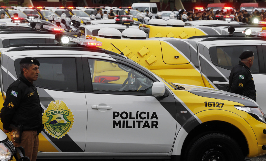 O governador Carlos Massa Ratinho Junior anunciou nesta segunda-feira (27) a contratação de 2 mil policiais militares e 400 bombeiros militares aprovados no concurso público realizado pela Secretaria da Segurança Pública no ano passado, além de 250 veículos, 88 motos e seis embarcações. Ele também também convocou 150 delegados, 200 investigadores, 50 papiloscopistas e 24 escrivães que vão compor os quadros da Polícia Civil do Paraná. O anúncio foi feito na cerimônia na Academia Policial Militar do Guatupê,
