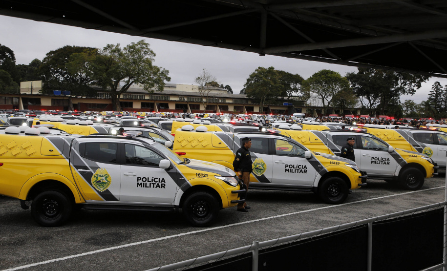 O governador Carlos Massa Ratinho Junior anunciou nesta segunda-feira (27) a contratação de 2 mil policiais militares e 400 bombeiros militares aprovados no concurso público realizado pela Secretaria da Segurança Pública no ano passado, além de 250 veículos, 88 motos e seis embarcações. Ele também também convocou 150 delegados, 200 investigadores, 50 papiloscopistas e 24 escrivães que vão compor os quadros da Polícia Civil do Paraná. O anúncio foi feito na cerimônia na Academia Policial Militar do Guatupê,