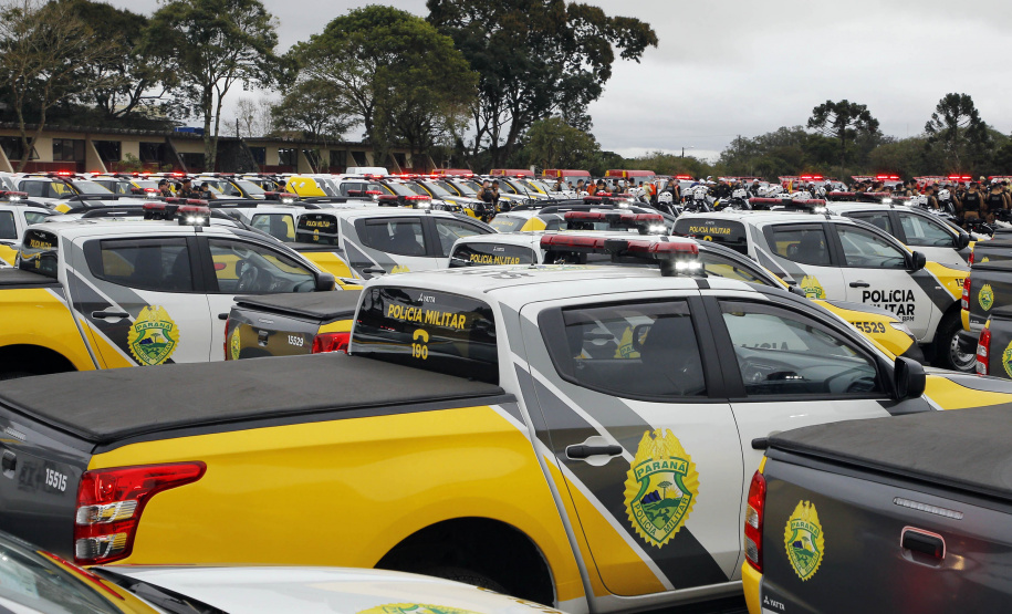 O governador Carlos Massa Ratinho Junior anunciou nesta segunda-feira (27) a contratação de 2 mil policiais militares e 400 bombeiros militares aprovados no concurso público realizado pela Secretaria da Segurança Pública no ano passado, além de 250 veículos, 88 motos e seis embarcações. Ele também também convocou 150 delegados, 200 investigadores, 50 papiloscopistas e 24 escrivães que vão compor os quadros da Polícia Civil do Paraná. O anúncio foi feito na cerimônia na Academia Policial Militar do Guatupê,