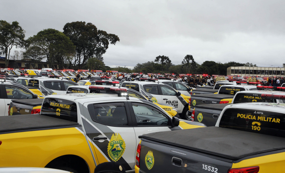 O governador Carlos Massa Ratinho Junior anunciou nesta segunda-feira (27) a contratação de 2 mil policiais militares e 400 bombeiros militares aprovados no concurso público realizado pela Secretaria da Segurança Pública no ano passado, além de 250 veículos, 88 motos e seis embarcações. Ele também também convocou 150 delegados, 200 investigadores, 50 papiloscopistas e 24 escrivães que vão compor os quadros da Polícia Civil do Paraná. O anúncio foi feito na cerimônia na Academia Policial Militar do Guatupê,