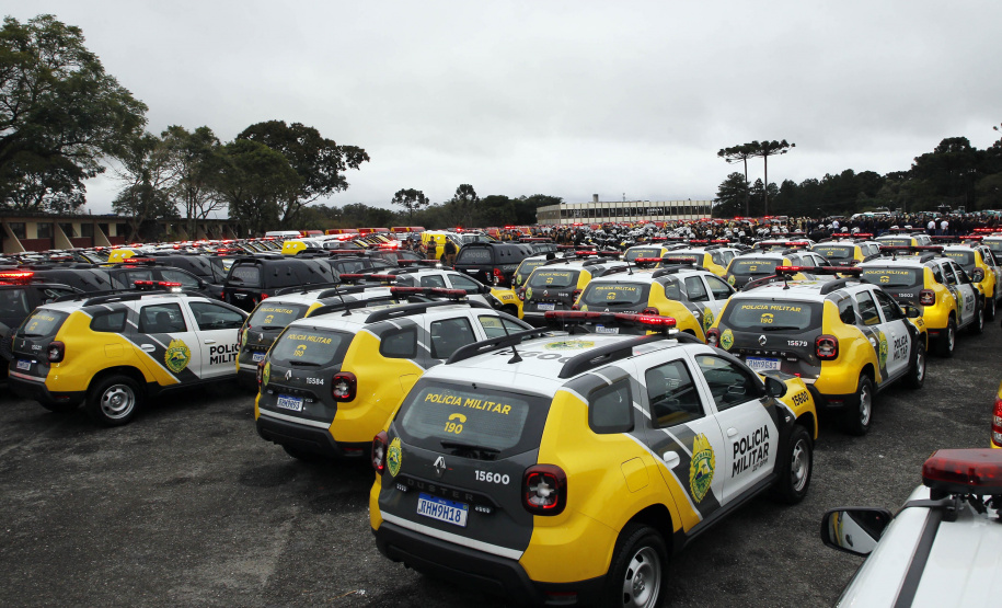 O governador Carlos Massa Ratinho Junior anunciou nesta segunda-feira (27) a contratação de 2 mil policiais militares e 400 bombeiros militares aprovados no concurso público realizado pela Secretaria da Segurança Pública no ano passado, além de 250 veículos, 88 motos e seis embarcações. Ele também também convocou 150 delegados, 200 investigadores, 50 papiloscopistas e 24 escrivães que vão compor os quadros da Polícia Civil do Paraná. O anúncio foi feito na cerimônia na Academia Policial Militar do Guatupê,