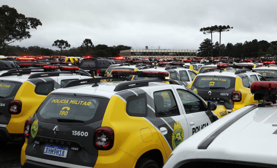 O governador Carlos Massa Ratinho Junior anunciou nesta segunda-feira (27) a contratação de 2 mil policiais militares e 400 bombeiros militares aprovados no concurso público realizado pela Secretaria da Segurança Pública no ano passado, além de 250 veículos, 88 motos e seis embarcações. Ele também também convocou 150 delegados, 200 investigadores, 50 papiloscopistas e 24 escrivães que vão compor os quadros da Polícia Civil do Paraná. O anúncio foi feito na cerimônia na Academia Policial Militar do Guatupê,