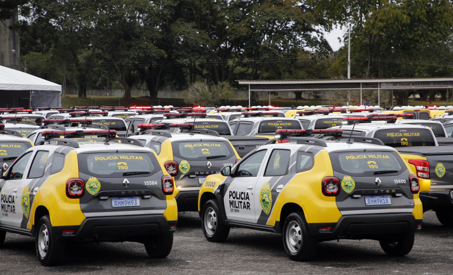 O governador Carlos Massa Ratinho Junior anunciou nesta segunda-feira (27) a contratação de 2 mil policiais militares e 400 bombeiros militares aprovados no concurso público realizado pela Secretaria da Segurança Pública no ano passado, além de 250 veículos, 88 motos e seis embarcações. Ele também também convocou 150 delegados, 200 investigadores, 50 papiloscopistas e 24 escrivães que vão compor os quadros da Polícia Civil do Paraná. O anúncio foi feito na cerimônia na Academia Policial Militar do Guatupê,