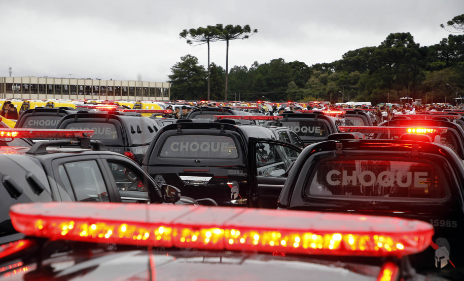 O governador Carlos Massa Ratinho Junior anunciou nesta segunda-feira (27) a contratação de 2 mil policiais militares e 400 bombeiros militares aprovados no concurso público realizado pela Secretaria da Segurança Pública no ano passado, além de 250 veículos, 88 motos e seis embarcações. Ele também também convocou 150 delegados, 200 investigadores, 50 papiloscopistas e 24 escrivães que vão compor os quadros da Polícia Civil do Paraná. O anúncio foi feito na cerimônia na Academia Policial Militar do Guatupê,