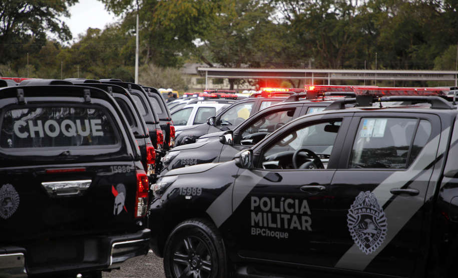 O governador Carlos Massa Ratinho Junior anunciou nesta segunda-feira (27) a contratação de 2 mil policiais militares e 400 bombeiros militares aprovados no concurso público realizado pela Secretaria da Segurança Pública no ano passado, além de 250 veículos, 88 motos e seis embarcações. Ele também também convocou 150 delegados, 200 investigadores, 50 papiloscopistas e 24 escrivães que vão compor os quadros da Polícia Civil do Paraná. O anúncio foi feito na cerimônia na Academia Policial Militar do Guatupê,