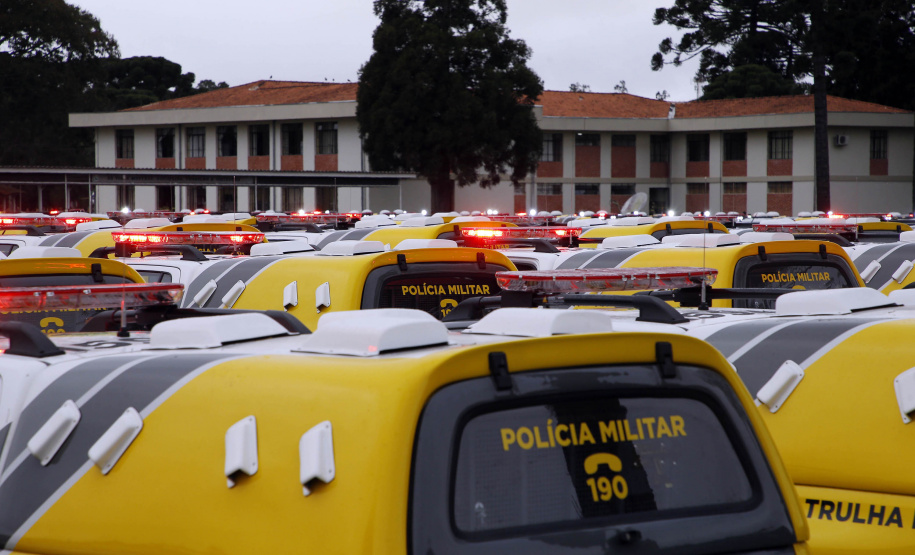 O governador Carlos Massa Ratinho Junior anunciou nesta segunda-feira (27) a contratação de 2 mil policiais militares e 400 bombeiros militares aprovados no concurso público realizado pela Secretaria da Segurança Pública no ano passado, além de 250 veículos, 88 motos e seis embarcações. Ele também também convocou 150 delegados, 200 investigadores, 50 papiloscopistas e 24 escrivães que vão compor os quadros da Polícia Civil do Paraná. O anúncio foi feito na cerimônia na Academia Policial Militar do Guatupê,