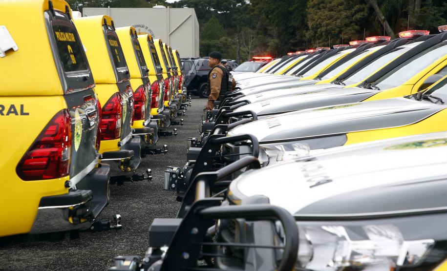 O governador Carlos Massa Ratinho Junior anunciou nesta segunda-feira (27) a contratação de 2 mil policiais militares e 400 bombeiros militares aprovados no concurso público realizado pela Secretaria da Segurança Pública no ano passado, além de 250 veículos, 88 motos e seis embarcações. Ele também também convocou 150 delegados, 200 investigadores, 50 papiloscopistas e 24 escrivães que vão compor os quadros da Polícia Civil do Paraná. O anúncio foi feito na cerimônia na Academia Policial Militar do Guatupê,