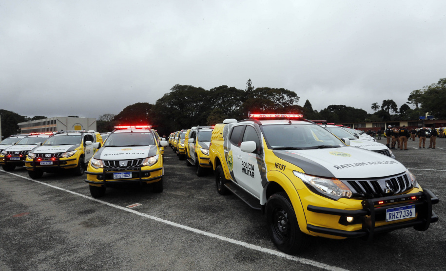 O governador Carlos Massa Ratinho Junior anunciou nesta segunda-feira (27) a contratação de 2 mil policiais militares e 400 bombeiros militares aprovados no concurso público realizado pela Secretaria da Segurança Pública no ano passado, além de 250 veículos, 88 motos e seis embarcações. Ele também também convocou 150 delegados, 200 investigadores, 50 papiloscopistas e 24 escrivães que vão compor os quadros da Polícia Civil do Paraná. O anúncio foi feito na cerimônia na Academia Policial Militar do Guatupê,
