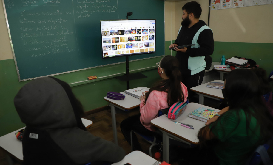 Mais 2,6 mil kits com TV e computador são entregues a escolas estaduais da RMC