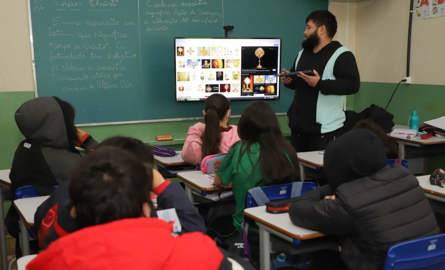 Mais de mil kits com TV e computador são entregues a escolas Região Metropolitana de Curitiba -