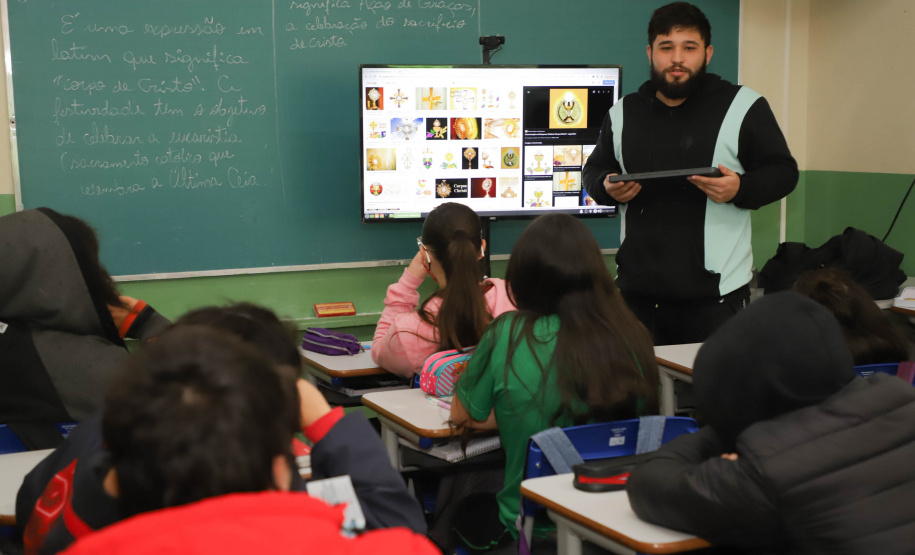 Mais 2,6 mil kits com TV e computador são entregues a escolas estaduais da RMC