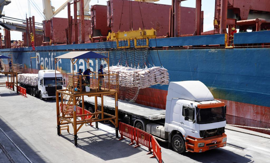 Portos do Paraná têm alta de 14% na descarga de fertilizantes -