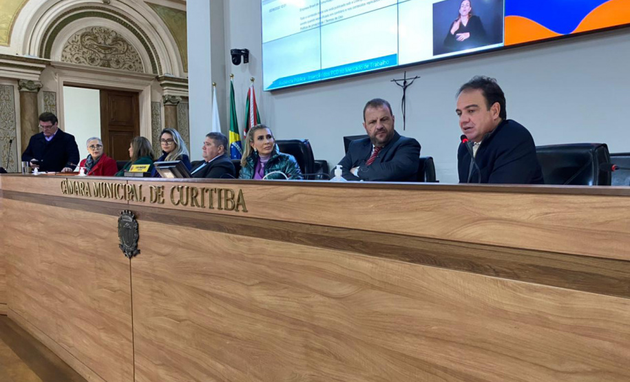 Estado apresenta políticas de empregabilidade para PCDs na Câmara de Curitiba