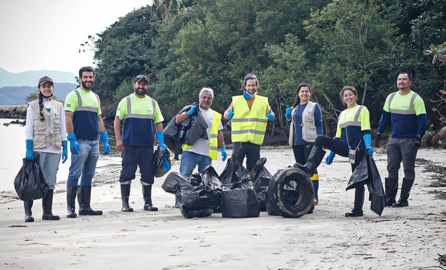 IAT realiza mutirão para coleta de resíduos sólidos em manguezais do Litoral do Estado