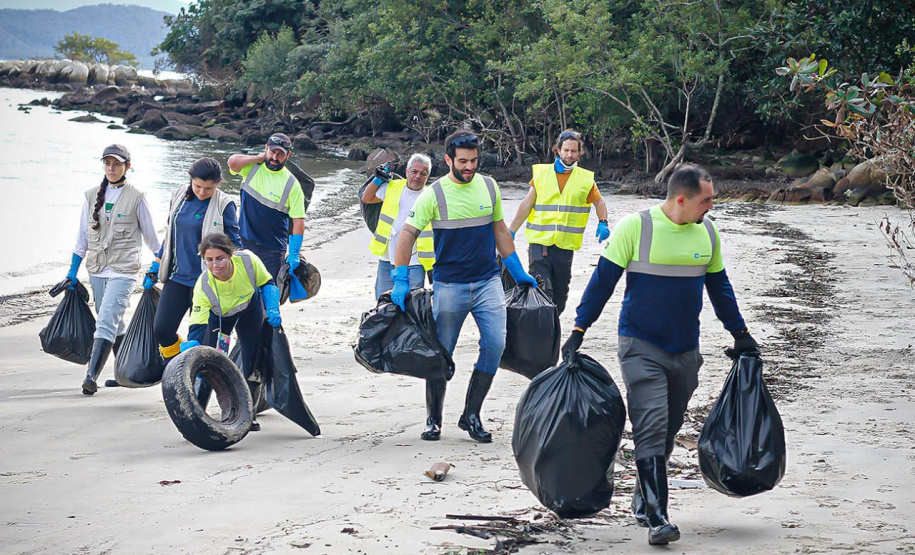 IAT realiza mutirão para coleta de resíduos sólidos em manguezais do Litoral do Estado