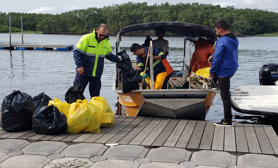 IAT realiza mutirão para coleta de resíduos sólidos em manguezais do Litoral do Estado