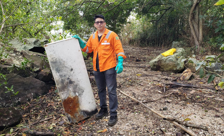 IAT realiza mutirão para coleta de resíduos sólidos em manguezais do Litoral do Estado