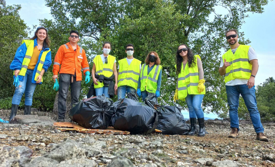 IAT realiza mutirão para coleta de resíduos sólidos em manguezais do Litoral do Estado