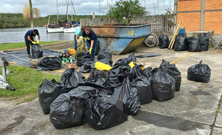 IAT realiza mutirão para coleta de resíduos sólidos em manguezais do Litoral do Estado