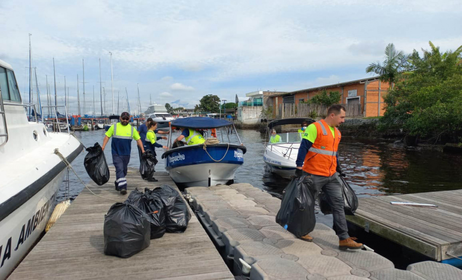 IAT realiza mutirão para coleta de resíduos sólidos em manguezais do Litoral do Estado