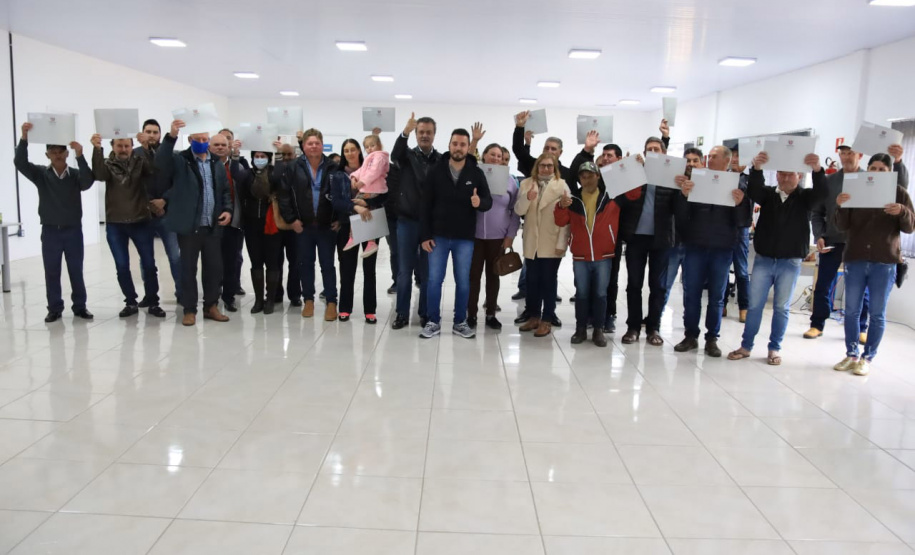 Famílias de Mandirituba recebem documentos para regularizar propriedades