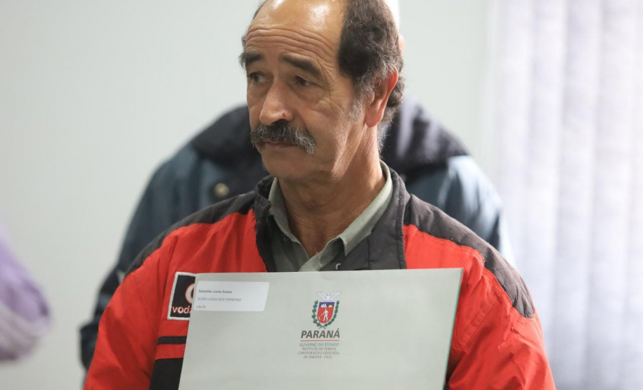 Famílias de Mandirituba recebem documentos para regularizar propriedades