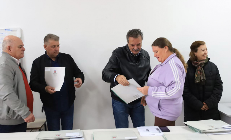 Famílias de Mandirituba recebem documentos para regularizar propriedades
