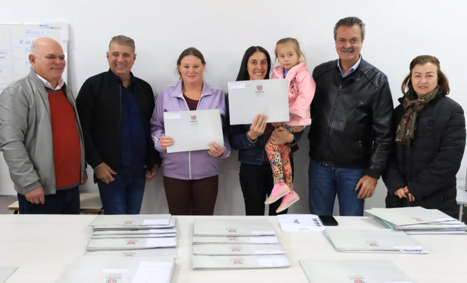 Famílias de Mandirituba recebem documentos para regularizar propriedades
