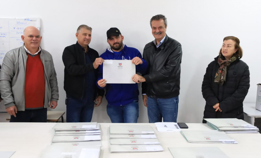 Famílias de Mandirituba recebem documentos para regularizar propriedades