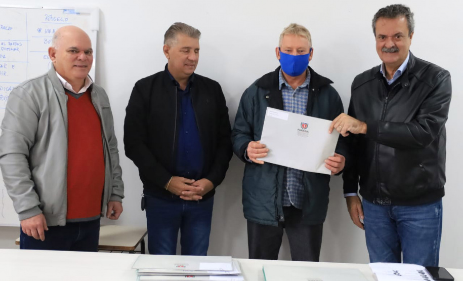 Famílias de Mandirituba recebem documentos para regularizar propriedades