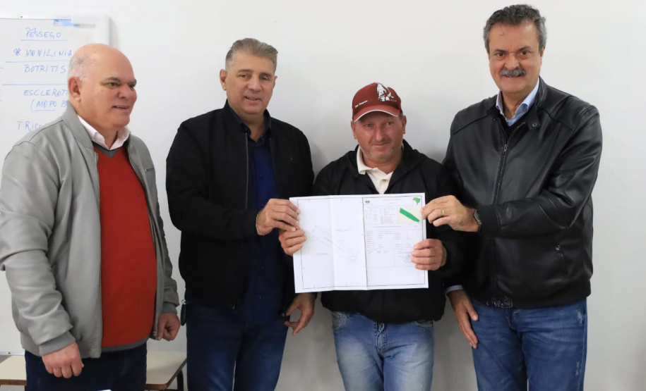 Famílias de Mandirituba recebem documentos para regularizar propriedades