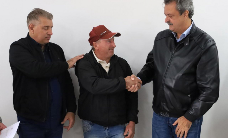 Famílias de Mandirituba recebem documentos para regularizar propriedades