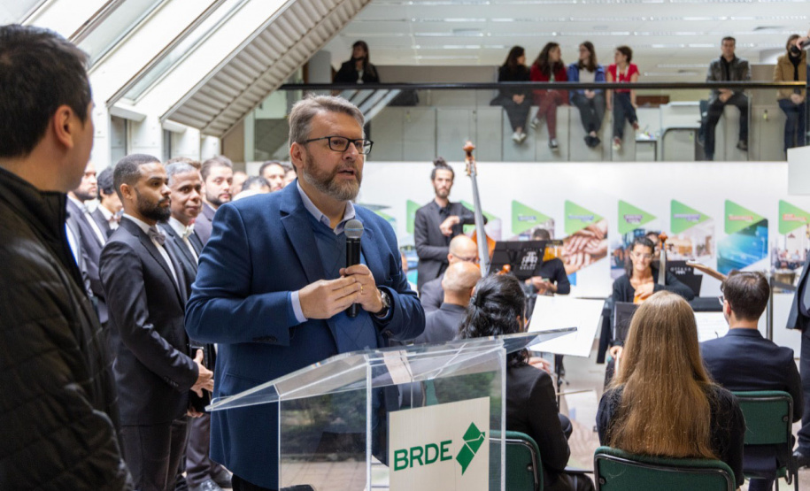 Colaboradores e parceiros em clima de confraternização comemoram com coro Ottava Bassa e foto no Palacete dos Leões