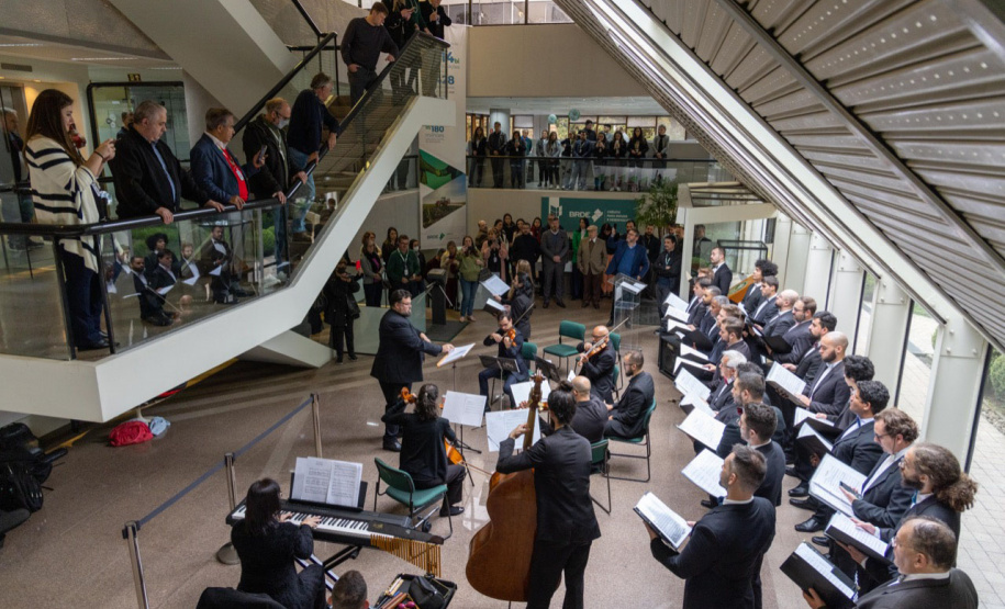 Colaboradores e parceiros em clima de confraternização comemoram com coro Ottava Bassa e foto no Palacete dos Leões