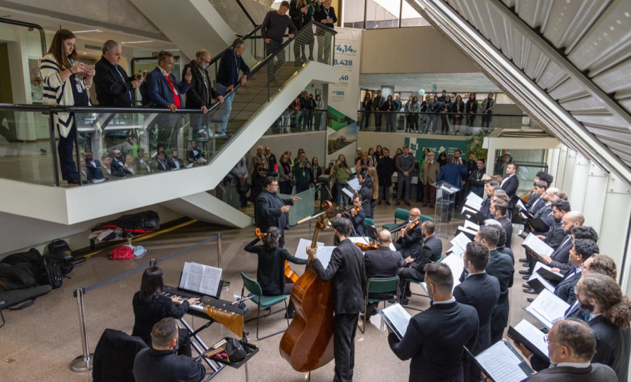 Colaboradores e parceiros em clima de confraternização comemoram com coro Ottava Bassa e foto no Palacete dos Leões
