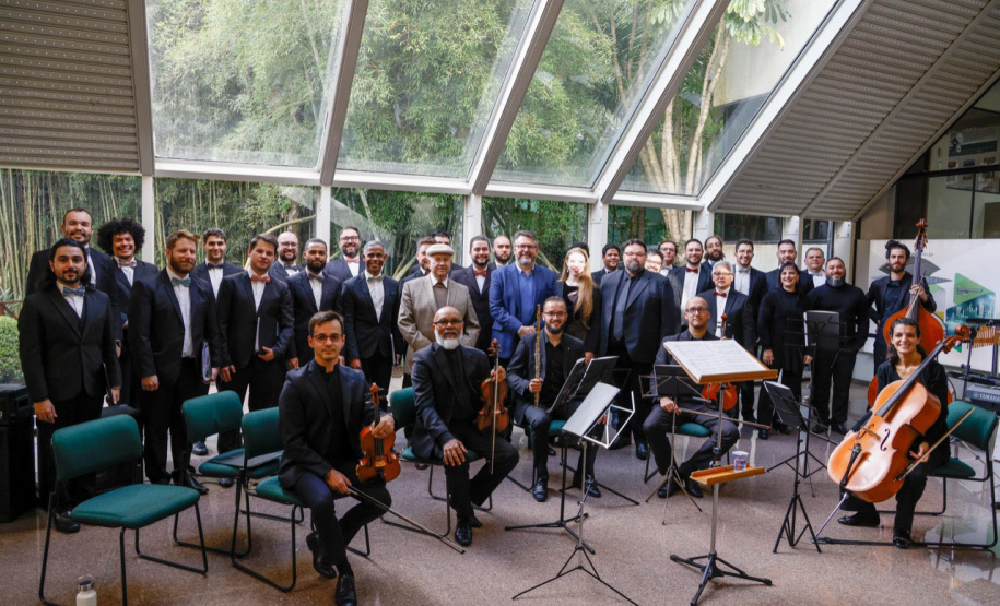 Colaboradores e parceiros em clima de confraternização comemoram com coro Ottava Bassa e foto no Palacete dos Leões