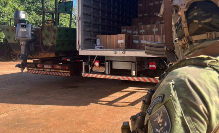 BPFron e PF apreendem cigarros contrabandeados e embarcação em Marechal Cândido Rondon